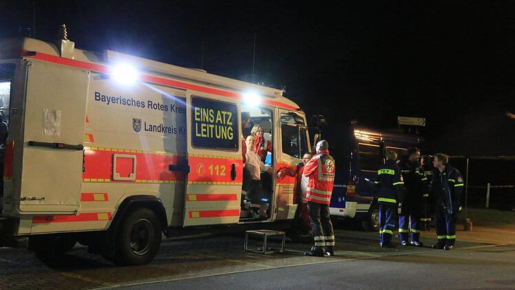 Da zunächst vom schlimmsten anzunehmenden Fall ausgegangen wurde, standen neben der Feuerwehr und dem THW auch Rettungsfahrzeuge des Roten Kreuzes bereit. Foto: News5