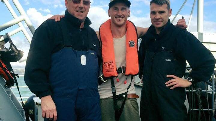 Alexander Hahn (Mitte) mit seinen "Rettern" an Bord der "Valiant" Foto: privat