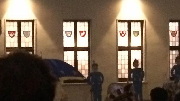 Nach Jahren der D&uuml;rre waren - fast wie in der guten alten Zeit - heuer zahlreiche Schaulustige gekommen, um den Rathaussturm zu verfolgen. Foto: Kerstin V&auml;th