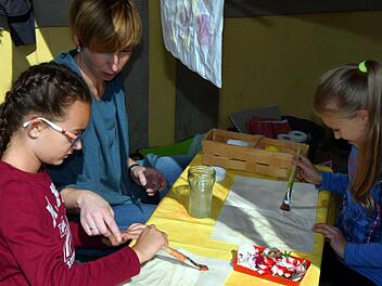 Blumenbilder malten Nina (links) und Lidia beim Kindergarten Heilige Familie. Foto: Andreas Welz