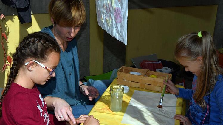 Blumenbilder malten Nina (links) und Lidia beim Kindergarten Heilige Familie. Foto: Andreas Welz