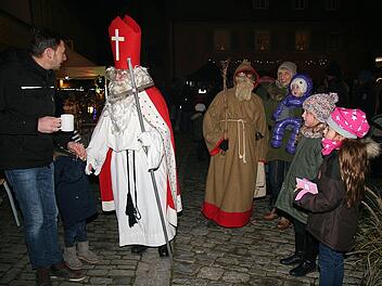 Nikolaus und Knecht Rupprecht bescheren die Kinder