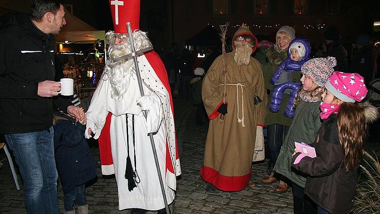 Nikolaus und Knecht Rupprecht bescheren die Kinder