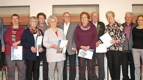 B&uuml;rgermeister Andreas H&uuml;gerich (links) sowie die VdK-Vorsitzende Monika Faber, Monika Willner und der stellvertretende Vorsitzende Winfried Weinbeer (von rechts) bedankten sich bei den Jubilaren f&uuml;r ihre 25-j&auml;hrige Treue zum VdK. Foto: Alfred Thieret