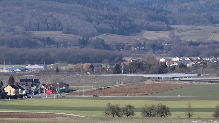 Auf einem Grundstück in der Bürgermeister-Meißner Straße am Ortsrand von Grundfeld, unmittelbar neben der B 173 (Bildmitte, rechts) möchte die Logistikfirma CS Trans zunächst eine Halle errichten. Später könnte einmal eine zweite hinzu kommen.Matthias Einwag