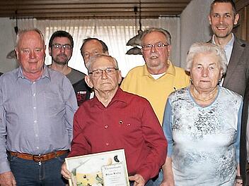 Ehrungen beim Kleintierzuchtverein Thurnau und Umgebung; im Bild (von links) Gudrun und Erhard Leykam, Friedhelm Seidel, Burkhard Lauterbach, Heinz Sack (verdeckt), Wilhelm Kie&szlig;ling, Reinhold Jarothe, Elfriede Ulbrich, B&uuml;rgermeister Martin Bernreuther und Vorsitzender Helmut Ulbrich Foto: Sonny Adam