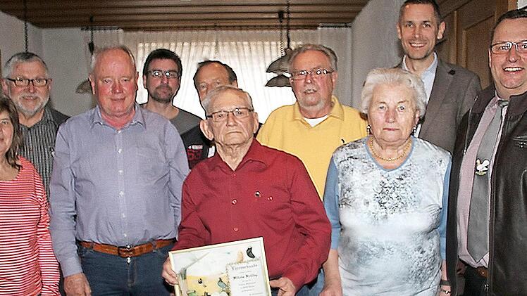 Ehrungen beim Kleintierzuchtverein Thurnau und Umgebung; im Bild (von links) Gudrun und Erhard Leykam, Friedhelm Seidel, Burkhard Lauterbach, Heinz Sack (verdeckt), Wilhelm Kie&szlig;ling, Reinhold Jarothe, Elfriede Ulbrich, B&uuml;rgermeister Martin Bernreuther und Vorsitzender Helmut Ulbrich Foto: Sonny Adam