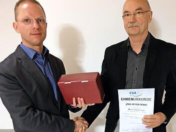 Dietmar Kirchner (Vorsitzender) überreichte Franz-Peter Jörg eine Urkunde für 30-jährige Mitgliedschaft.  Foto: Philipp Bauernschubert
