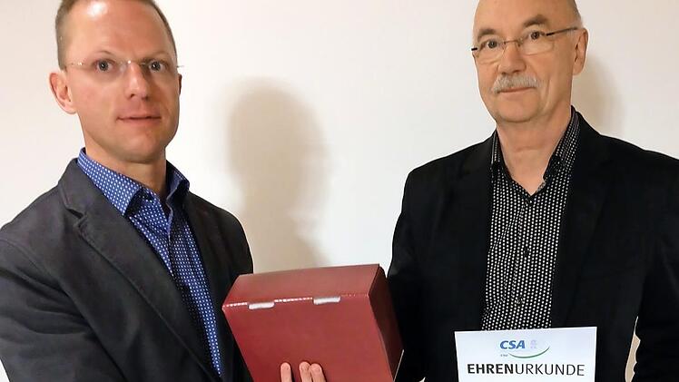 Dietmar Kirchner (Vorsitzender) überreichte Franz-Peter Jörg eine Urkunde für 30-jährige Mitgliedschaft.  Foto: Philipp Bauernschubert