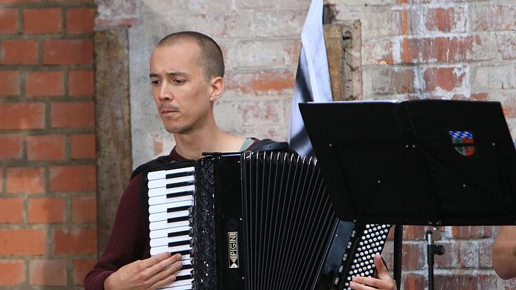 Wenn mitreißende Musizierfreude auf überbordende komödiantische Begeisterung trifft: Das Ensemble "Sepp-Depp-Septett" beeindruckte das Publikum beim Finale des Coburger Festivals "Klanggrenzen".Foto: Jochen Berger