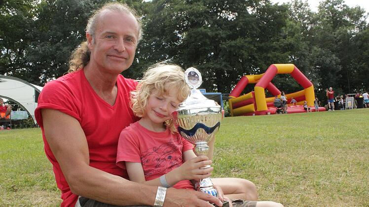 Auch eine Vater-/Sohn-Geschichte, diese Sache mit dem Pokal. Bernd Westhäuser und sein Junge Vinzent haben für sich einen verbindenden wertvollen Moment geschaffen.