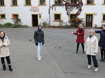 Manal Helal (von links), Mohammad Hadi Husseini, Stephanie Kaufmann, Birgit Gareis und Jelena Khawari wollen den Kontakt nicht abbrechen lassen. Foto: Barbara Herbst
