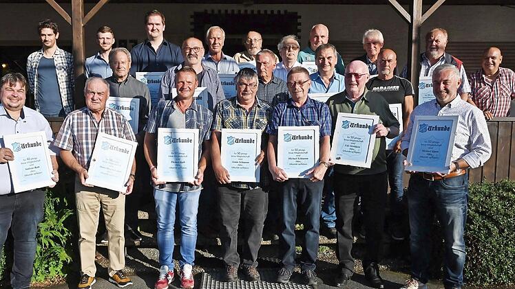 Bei einem Ehrungsabend im Sportheim bedankte sich der FSV Ziegelerden bei langjährigen Mitgliedern für ihre Treue und ihren ehrenamtlichen Einsatz. Unser Bild zeigt die Ausgezeichneten mit den Vorstandsmitgliedern.