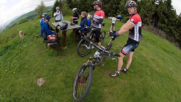 Die Biker stärken sich für die Weiterfahrt (Foto: Archiv Anand Anders)