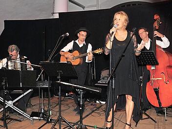 Ein Geschenk zum 80. Geburtstag von Leonhard Cohen, aber auch ein Geschenk für das Publikum im ausverkauften Gewölbekeller der Stadthalle in Haßfurt war das Konzert mit der Band "Folks", das das Kulturamt Haßfurt zum Saisonstart angeboten hat. Unser Bild zeigt die Musiker, die in Haßfurt auftraten (von links): Jörg Müller, Ben Leinenbach, Claudia Rucker und Robert Winkler.  Foto: Ulrike Langer