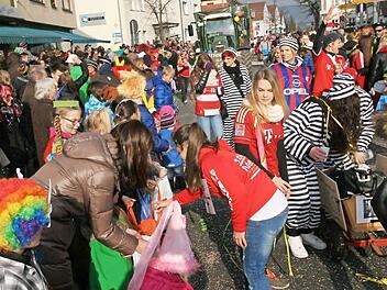Am Sonntagnachmittag auf der Luitpoldstraße in Hirschaid: Traktoren und ausladende Festwagen kamen durch die Menschenmenge, aber einem Bereitschaftsarzt wurde die Fahrt zu einem ohnmächtigen Patienten im Seniorenheim auf der Regnitzau verwehrt. Foto: Werner Baier/Archiv
