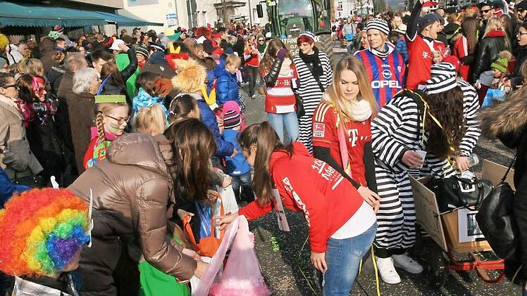 Am Sonntagnachmittag auf der Luitpoldstraße in Hirschaid: Traktoren und ausladende Festwagen kamen durch die Menschenmenge, aber einem Bereitschaftsarzt wurde die Fahrt zu einem ohnmächtigen Patienten im Seniorenheim auf der Regnitzau verwehrt. Foto: Werner Baier/Archiv