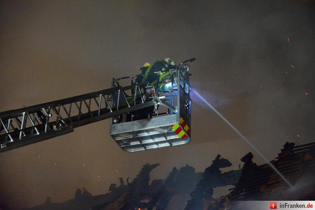 Neugebautes Wohnhaus steht nach Blitzeinschlag lichterloh in Flammen
