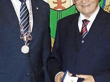 Bürgermeister Heinz Richter (links) überreichte Altbürgermeister Alfred Derfuß den Ehrenring der Marktgemeinde in Gold. Fotos: Petra Malbrich