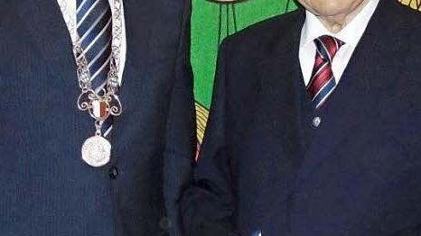 Bürgermeister Heinz Richter (links) überreichte Altbürgermeister Alfred Derfuß den Ehrenring der Marktgemeinde in Gold. Fotos: Petra Malbrich