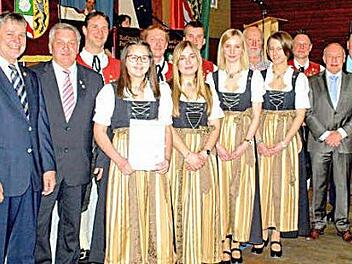 Die Kreisvorsitzenden Wolfgang Müller (Zweiter von links) und Bruno Schnappauf (rechts) ehrten zahlreiche Musiker. Foto: Susanne Deuerling