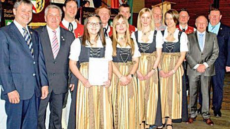 Die Kreisvorsitzenden Wolfgang Müller (Zweiter von links) und Bruno Schnappauf (rechts) ehrten zahlreiche Musiker. Foto: Susanne Deuerling