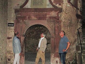 Die drei Portale im Innenhof der Trimburg - darunter der Eingang zur ehemaligen Hauskapelle den (von links) Bürgermeister Karlheinz Kickuth, Günter Zink und Jürgen Englert besichtigten - bedürfen der Restaurierung.  Foto: Winfried Ehling