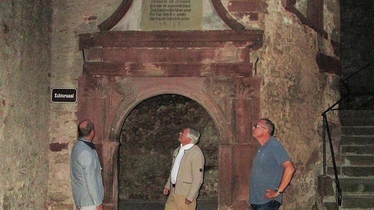 Die drei Portale im Innenhof der Trimburg - darunter der Eingang zur ehemaligen Hauskapelle den (von links) Bürgermeister Karlheinz Kickuth, Günter Zink und Jürgen Englert besichtigten - bedürfen der Restaurierung.  Foto: Winfried Ehling