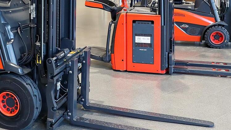 Beim Verladen eines Gabelstaplers erlitt ein Mann am Mittwochvormittag  im Landkreis W&uuml;rzbung t&ouml;dliche Verletzungen. Symbolbild: Foto: Maurizio Gambarini dpa/lno