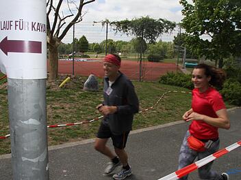 Der "Lauf für Kaya" ist gar nicht zu übersehen. Auf der Strecke befanden sich zeitweise bis zu 200 Läufer gleichzeitig.  Fotos: Busch, Panzer