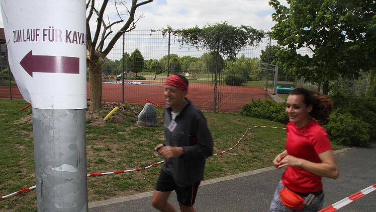 Der "Lauf für Kaya" ist gar nicht zu übersehen. Auf der Strecke befanden sich zeitweise bis zu 200 Läufer gleichzeitig.  Fotos: Busch, Panzer