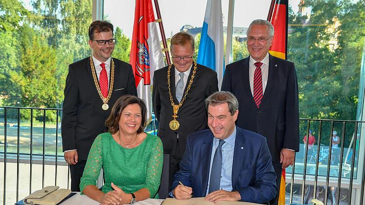 Die Landtagspräsidentin und der Ministerpräsident tragen sich ins Goldene Buch der Stadt Bamberg ein. Foto: Ronald Rinklef