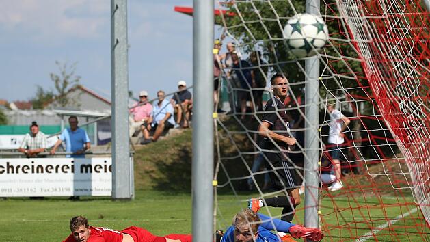 Baiersdorfs Adrian Grinjuks (links) und Torwart Jonas Harrer k&ouml;nnen dem Ball von Lukas Hofer (rechts) nur hinterher schauen. Es ist der Treffer zum 5:2. Foto: Sportfoto Zink