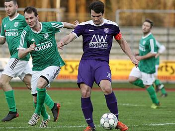 Vor dreieinhalb Jahren, im April 2016, standen sich der FC Eintracht um  Nicolas Görtler und der FC Sand letztmals in einem Ligaspiel gegenüber. Damals gewannen die Unterfranken um Daniel Krüger (2.v. links, inzwischen beim SV Memmelsdorf) das Bayernliga-Duell mit 2:1.   Am Freitag kommt es zur Neuauflage.  sportpress