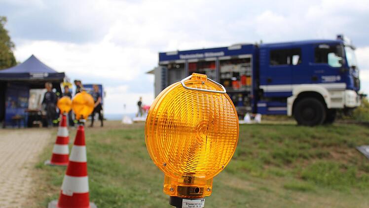 Auch schweres Gerät war vor Ort, öffnete seine Türen und ließ sich erklären
