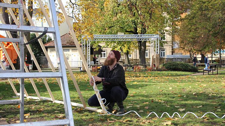 Der K&uuml;nstler Robert Enderwitz wird den Weg, der durch den Park f&uuml;hrt, ein St&uuml;ck weit illuminieren. Foto: Mirjam Stumpf
