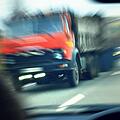 In Feucht bei Nürnberg kollidierten am Freitagabend zwei Lkw. Der betrunkene Verursacher versuchte zu flüchten. Symbolfoto: pb press/Adobe Stock