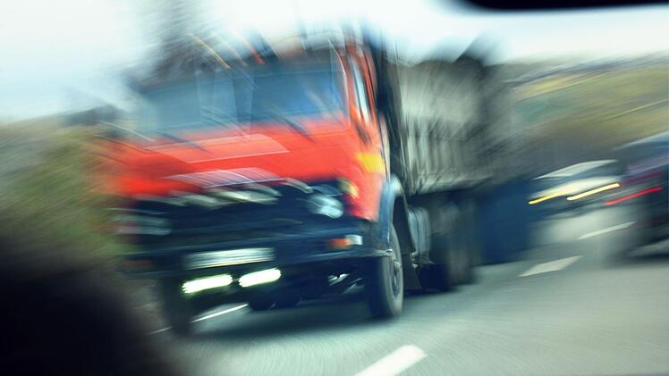 In Feucht bei Nürnberg kollidierten am Freitagabend zwei Lkw. Der betrunkene Verursacher versuchte zu flüchten. Symbolfoto: pb press/Adobe Stock