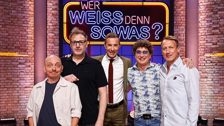 Moderator Kai Pflaume (Mitte) und seine Rateteam-Kapitäne Bernhard Hoëcker (links) und Wotan Wilke Möhring (rechts) begrüßen zum Auftakt der neuen Staffel am Montag, 13. Oktober, die Comedians Paul Panzer (zweiter von links) und Atze Schröder.