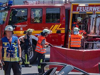 Unfall auf A6 bei Schwabach: 20-J&auml;hrige eingeklemmt, Kinder verletzt