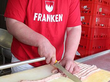 Schneidet seine Coburger Bratwürste, mit denen er beim Bratwurstgipfel punkten will: Markus Brehm aus Dietersdorf. Fotos: Thomas Heuchling