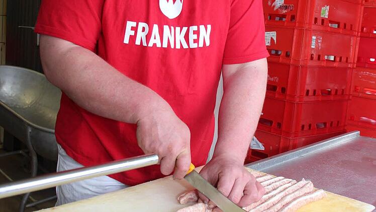 Schneidet seine Coburger Bratwürste, mit denen er beim Bratwurstgipfel punkten will: Markus Brehm aus Dietersdorf. Fotos: Thomas Heuchling