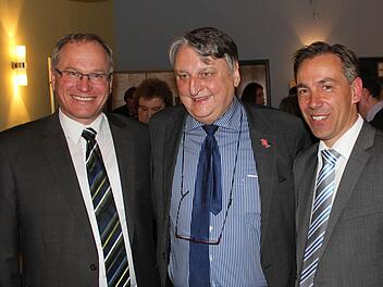 Einer wird Nachfolger von Landrat Eberhard Irlinger (Mitte): Martin Oberle (links) oder Alexander Tritthart.  Foto: Andreas Dorsch