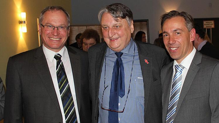Einer wird Nachfolger von Landrat Eberhard Irlinger (Mitte): Martin Oberle (links) oder Alexander Tritthart.  Foto: Andreas Dorsch