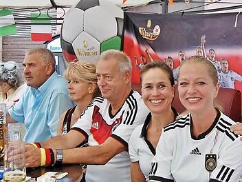 Public Viewing am Freitagabend: Fußball-Fans vor "Emmanuels Bar und Restaurant".