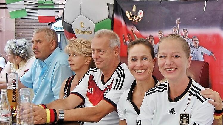 Public Viewing am Freitagabend: Fußball-Fans vor "Emmanuels Bar und Restaurant".