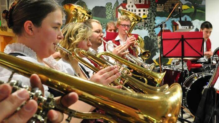 Trompeten und Flügelhörner glänzten mit den Bläsern um die Wette, hier die Kraisdorfer Musikanten