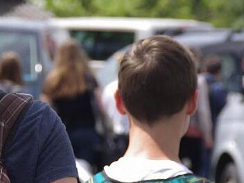 Wo geht's denn lang? Nach Unterrichtsende an der Realschule I in Kronach herrscht im Kreuzungsbereich Maximilian-von-Welsch-Straße/Gabelsberger Straße oft heilloses Chaos. Die Schüler müssen einen Weg durch die geparkten und fahrenden Autos finden.  Fotos: Marco Meißner