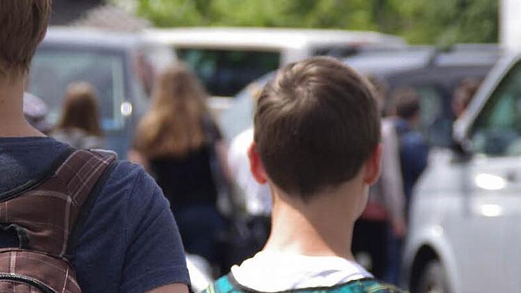 Wo geht's denn lang? Nach Unterrichtsende an der Realschule I in Kronach herrscht im Kreuzungsbereich Maximilian-von-Welsch-Straße/Gabelsberger Straße oft heilloses Chaos. Die Schüler müssen einen Weg durch die geparkten und fahrenden Autos finden.  Fotos: Marco Meißner