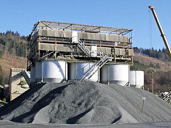 Die Abbrucharbeiten am Schotterwerk Rugendorf sind bereits in vollem Gange. Aus Kostengründen sollen künftig mobilen Anlagen zum Einsatz kommen. Der Steinbruch bleibt auf jeden Fall erhalten.